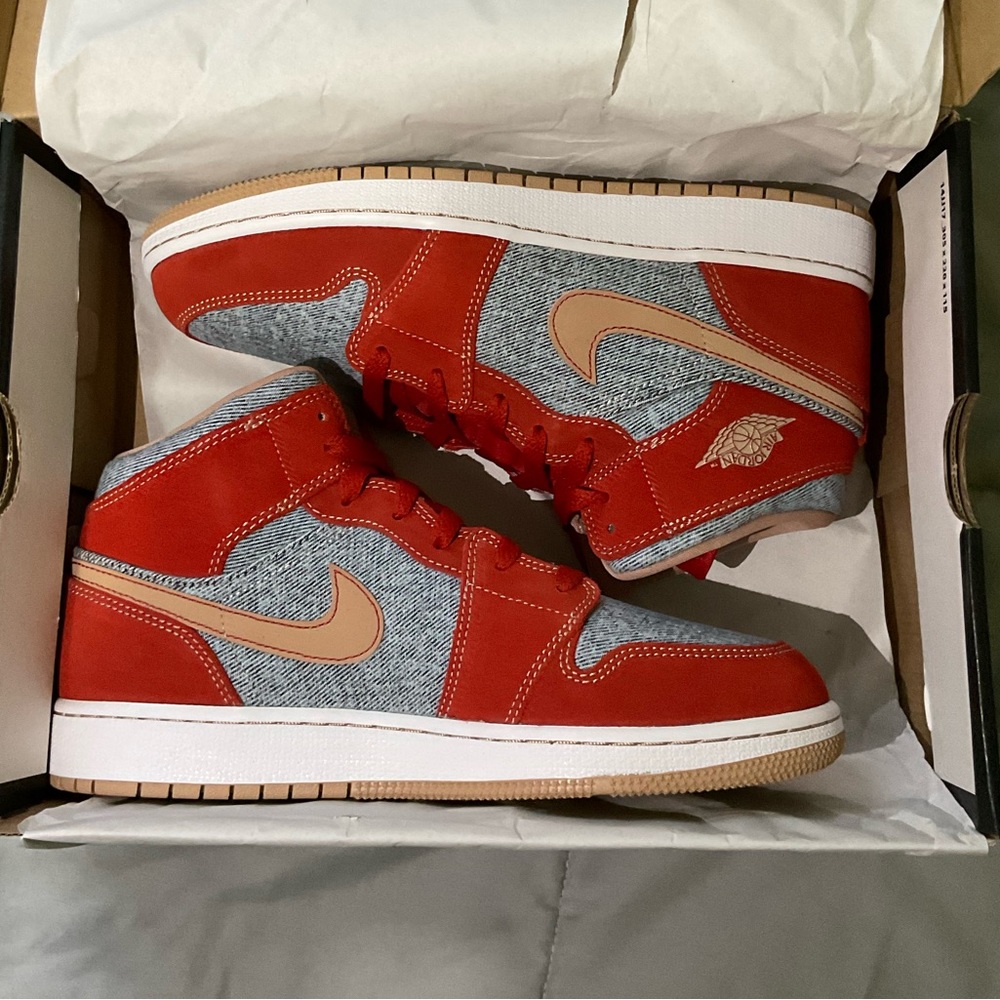 Nike Jordan 1 mid BNIB Size 7y (8.5w)